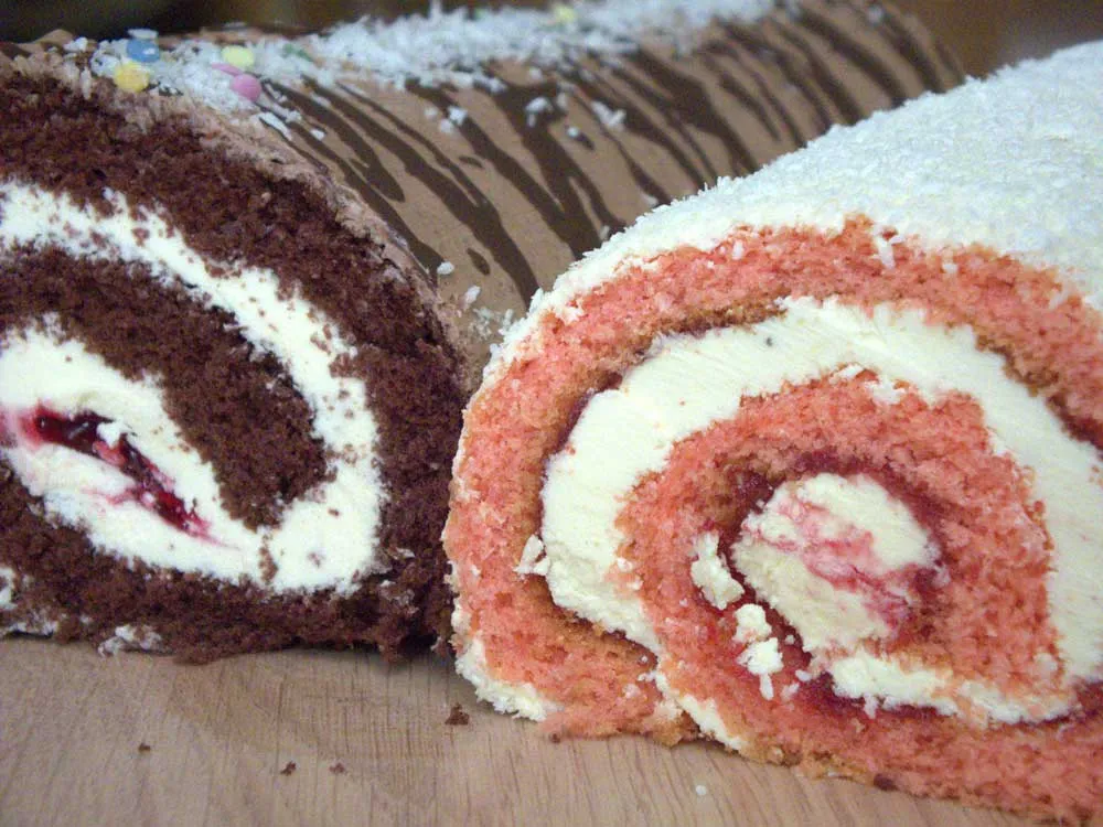 Kokosová a Zamatová roláda s višňou